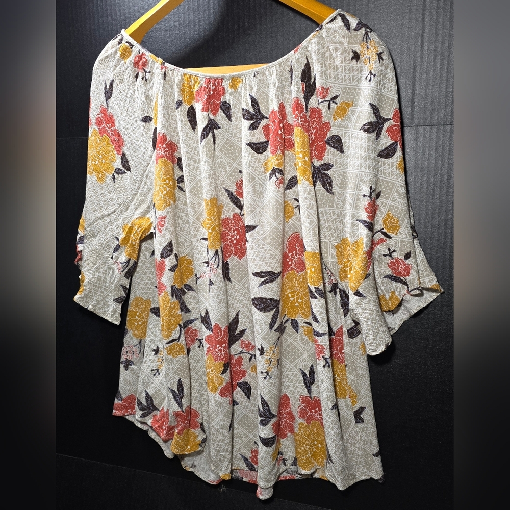 I.N Studio Floral Women's Top size 2X Flowy Flower with Bell Sleeves Keyhole
